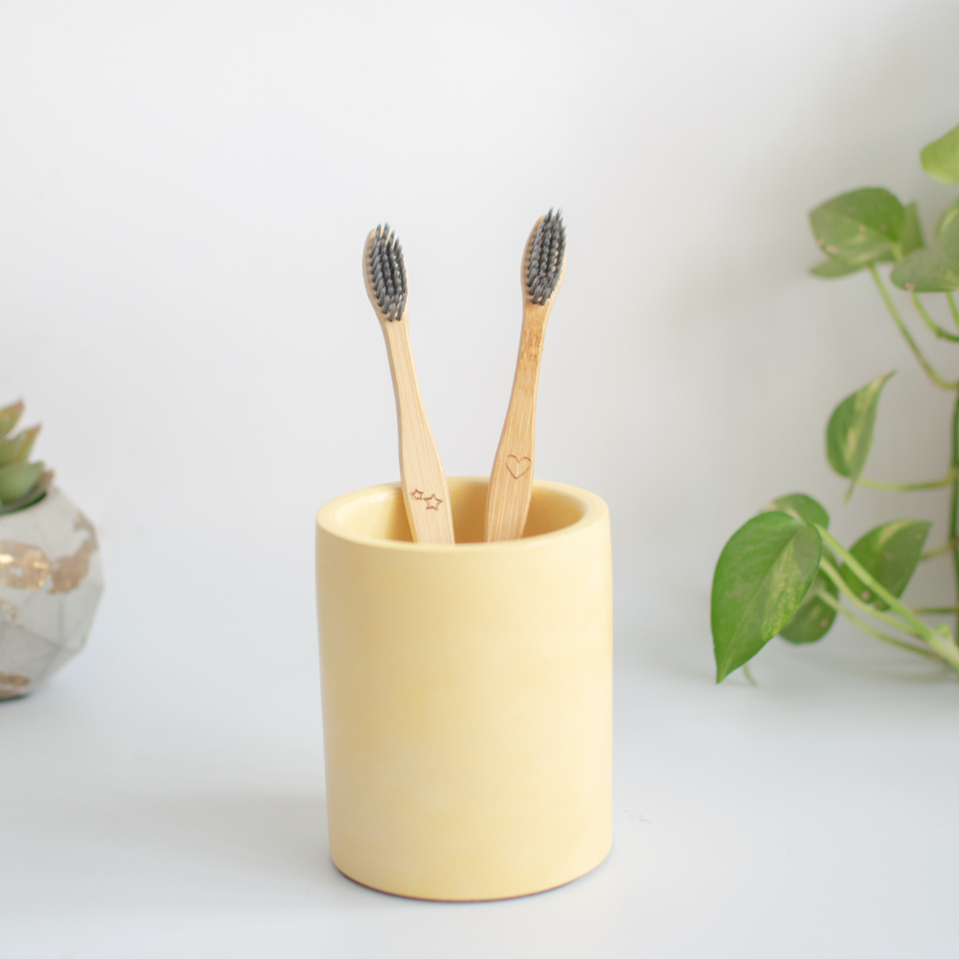 Cylindrical toothbrush holder (Yellow)