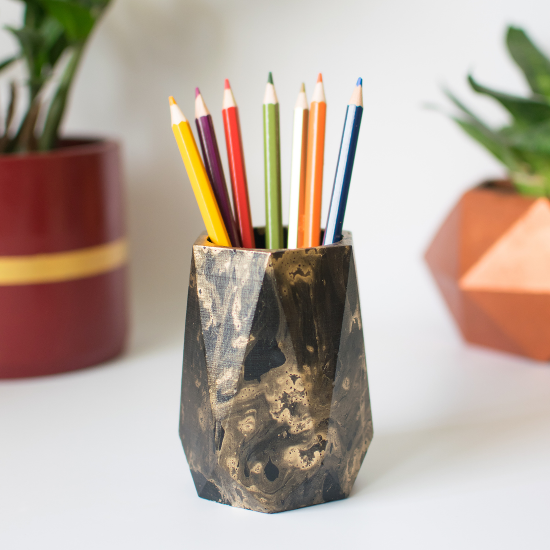 Dwell dapper - Pen holder (Black & Golden)