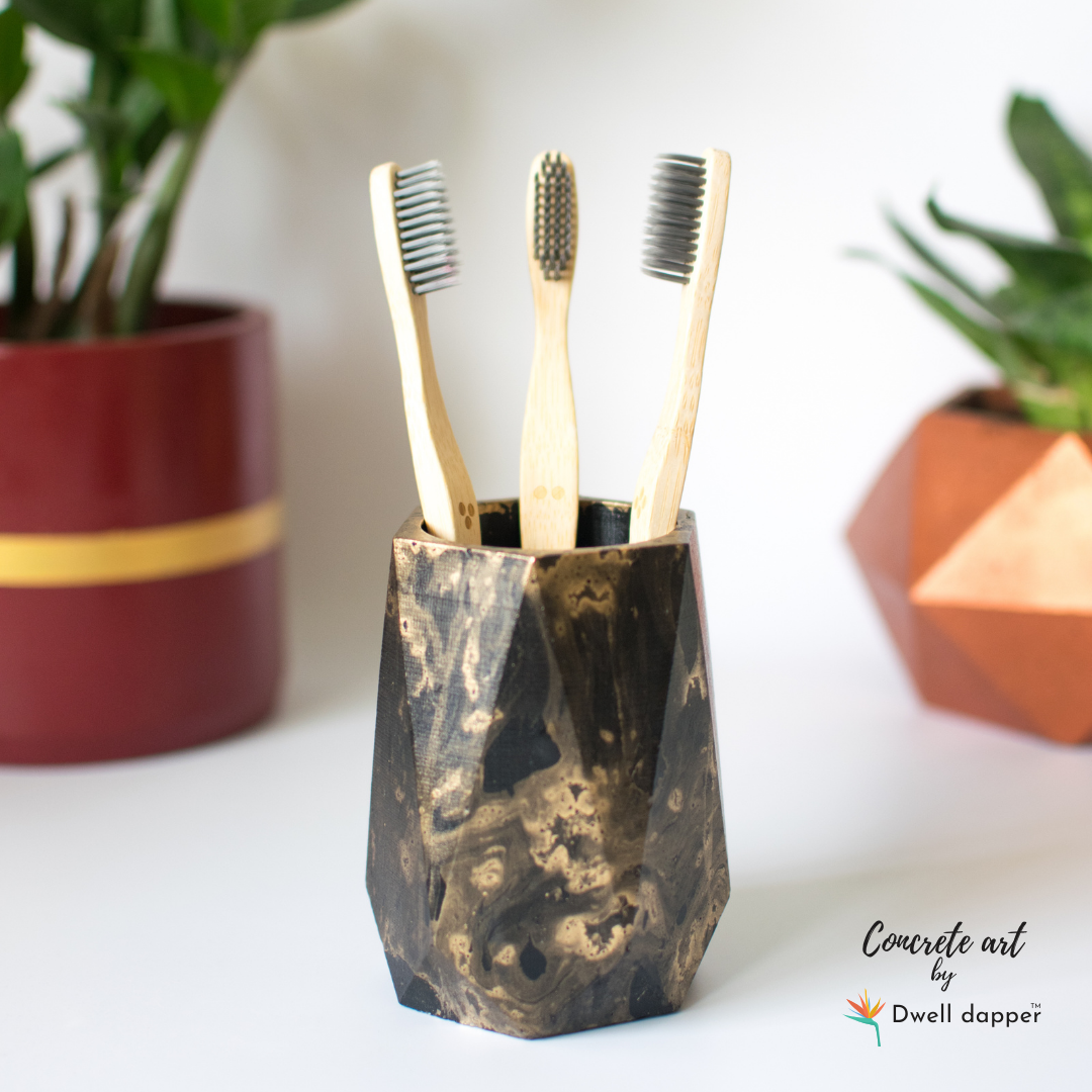 Dwell dapper - Pen holder (Black & Golden)